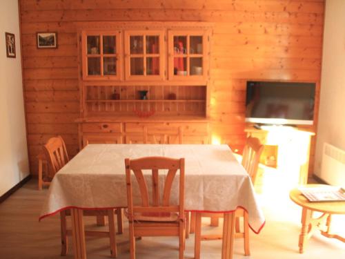 Appartement Châtel, 2 pièces, 6 personnes - FR-1-200-250にあるレストランまたは飲食店