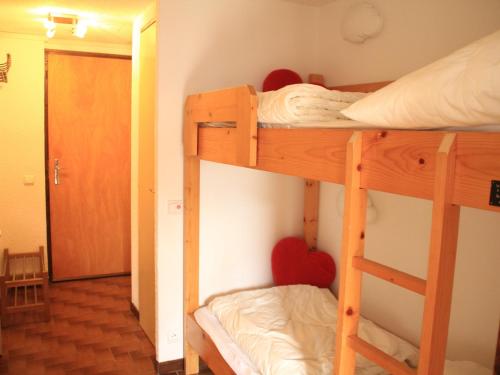 シャテルにあるAppartement Châtel, 2 pièces, 4 personnes - FR-1-200-278のベッドルーム1室(二段ベッド2組付)、廊下が備わります。