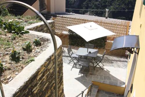 un patio con una mesa, sillas y una lámpara en Cà Di Toni, en Testana