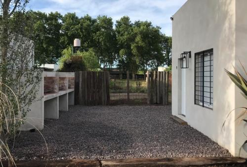 einen Hinterhof mit einem weißen Gebäude und einem Zaun in der Unterkunft vivestadias in San Gregorio