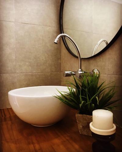 a bathroom with a white bowl sink and a shower at vivestadias in San Gregorio