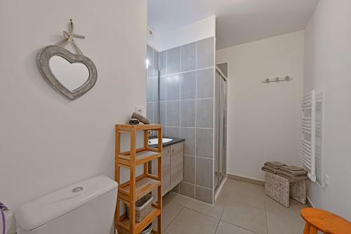 Ванна кімната в Îlot COQUELICOT - PARKING GRATUIT SECURISE - AC CLiM - ASCENSEUR - BALCON