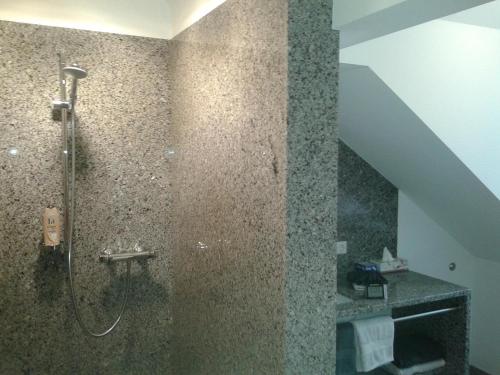 La salle de bains est pourvue d'une douche avec une porte en verre. dans l'établissement DZT-Schwarzwaldhotel garni, à Unterkirnach