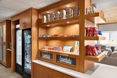 Dapur atau dapur kecil di AmericInn by Wyndham Baudette
