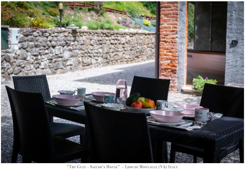stół z miską owoców w obiekcie The Gulf Sailor's Cottage - Lago Maggiore w mieście  Monvalle 