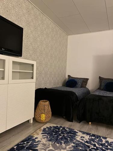Cette chambre comprend 2 lits et une télévision à écran plat. dans l'établissement Leipurinkuja 5 A2 - yksiö Teuvan keskustassa, à Teuva