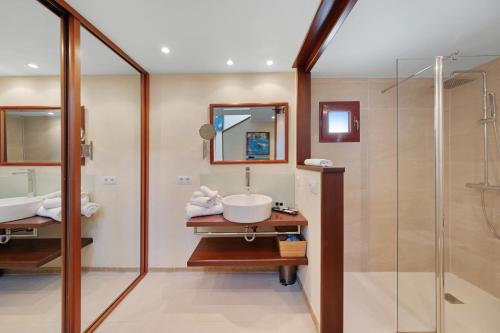 a bathroom with a sink and a shower at Hotel Ciutat Jardi in Palma de Mallorca