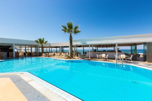 una gran piscina con vistas al océano en Theo Star Beach Hotel, en Malia