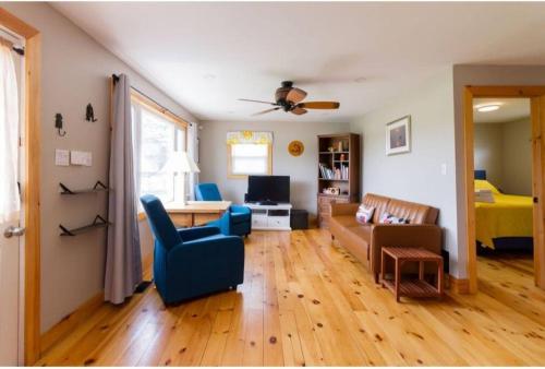 een woonkamer met een bank en een tafel bij Steps to Lake on the Mountain - License ST-2020-0324 R1 in Picton