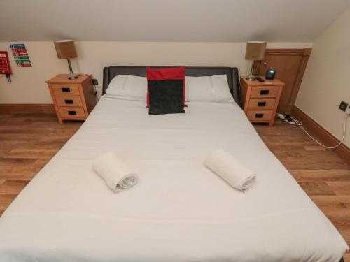 uma grande cama branca com duas almofadas em St Dolmen em Embleton