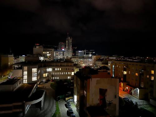 vistas a una ciudad por la noche con edificios en Do Gdyni, en Gdynia