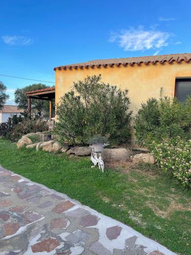 a house with a statue of a cow in a yard at Donnigheddu in Rudalza