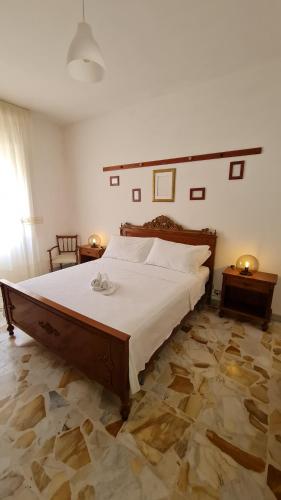 - une chambre avec un grand lit dans l'établissement Holiday home Nicla, à Rosolini