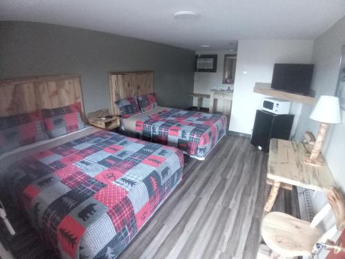 Ein Bett oder Betten in einem Zimmer der Unterkunft Aneth Lodge Budget 6
