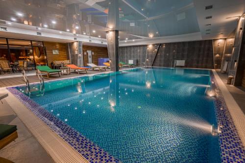 een groot zwembad in een hotelkamer bij 2-room Apartment NFT Gudauri Penta 503 in Goedaoeri