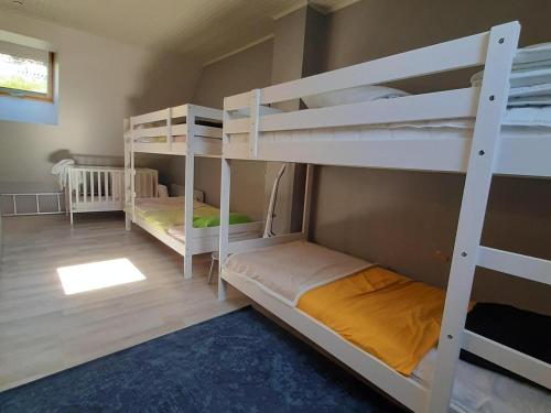 Cette petite chambre comprend 2 lits superposés. dans l'établissement Grand appartement avec poêle, 2 chambres et dortoir près du village - FR-1-515-147, à Villard-de-Lans