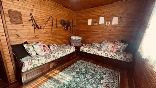 um quarto com 2 camas num chalé de madeira em Chale em Atibaia em Atibaia