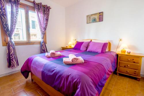 Un dormitorio con una cama grande con toallas. en Bajo del Sol, en Torrevieja