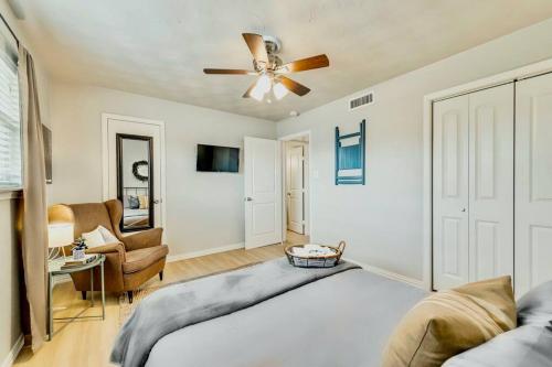 a bedroom with a bed and a ceiling fan at The Urban Nook Arboretum Tickets Included in Dallas