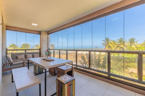 une pièce avec une table et une vue sur l'océan dans l'établissement Wai Wai Resort #307 - Apê luxuoso por Carpediem, à Cumbuco