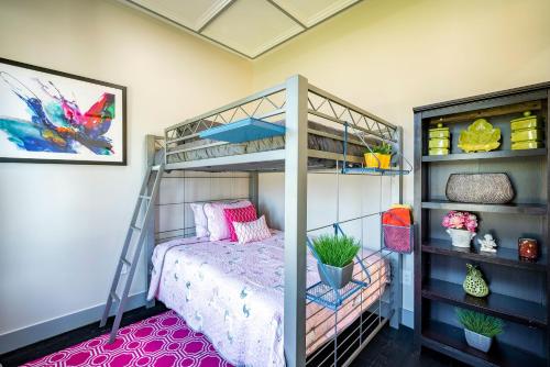 Postel nebo postele na pokoji v ubytování Luxurious 5BR Home Sleeps-14