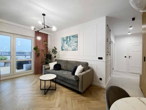 a living room with a couch and a table at Apartament w centrum z dużym tarasem w centrum, ulica Kilińskiego in Łódź