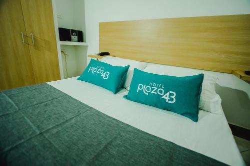 Кровать или кровати в номере Hotel Plaza 43
