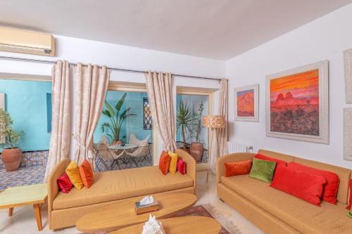 a living room with two couches and a table at La Demeure in Sidi Bou Saïd