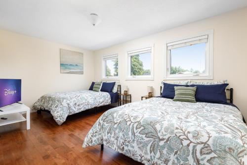Llit o llits en una habitació de Spacious & Quiet 4bd House in Prime Location! Upper 2 Levels!
