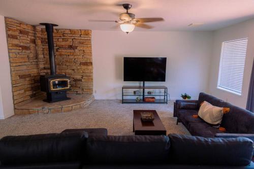 The Deer Lodge: BBQ, Deck, Firepit, Ping Pong!