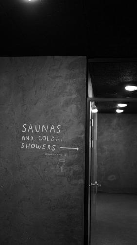 a glass door with the words saums and gold showers on it at Hotel GUESTapart in Aarhus