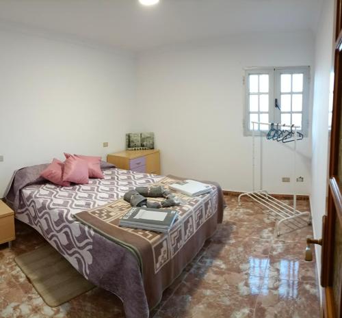 a bedroom with a bed in a room at Chalet Ruta El Saucillo in Gáldar