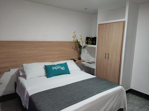 Кровать или кровати в номере Hotel Plaza 43