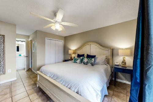 sypialnia z łóżkiem i wentylatorem sufitowym w obiekcie Buena Vista #105 w mieście Gulf Shores