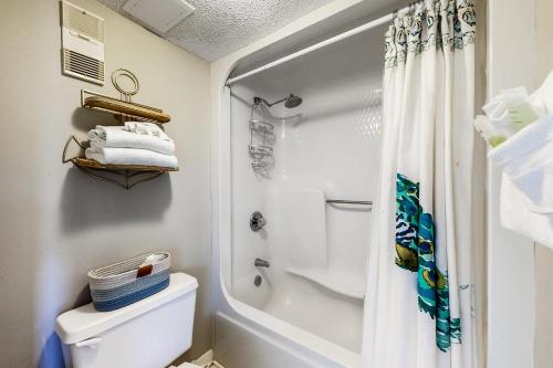łazienka z prysznicem i toaletą w obiekcie Buena Vista #105 w mieście Gulf Shores
