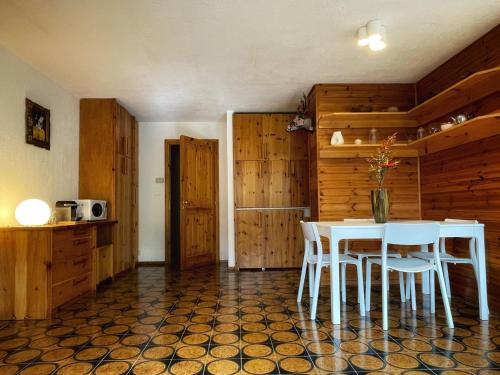 a dining room with a table and white chairs at Emma’s Tiny House in Pila