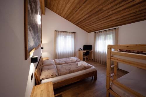 una camera con letto e scrivania di Base531 a Tovo di Sant'Agata