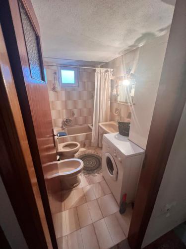 Koupelna v ubytování 100 square metres Trikala apartment half an hour from Meteora