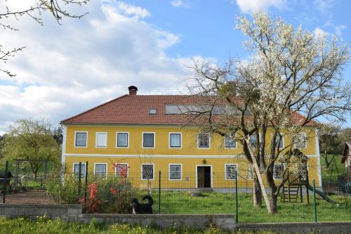 a yellow house with a tree in front of it at Stilvolle, vollausgestattete 120m2 Wohnung mit Bauernhoferlebnis in Sankt Martin am Ybbsfelde