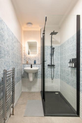 a bathroom with a shower and a sink at Central 2BR Modern Apartment 5mins to train station in Brighton & Hove