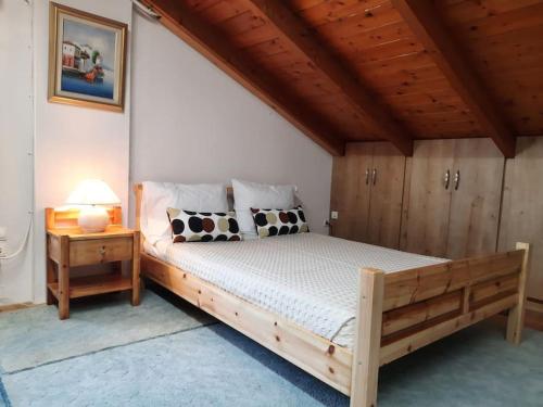 カラマタにあるAVIA SERENITY COUNTRYHOUSEのベッドルーム1室(大型木製ベッド1台、枕付)