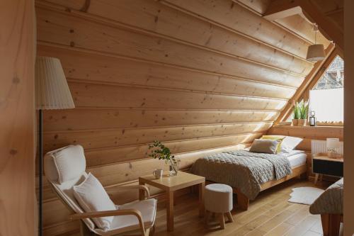 コシチェリスコにあるNimbusのベッドルーム1室(ベッド1台、テーブル、椅子付)