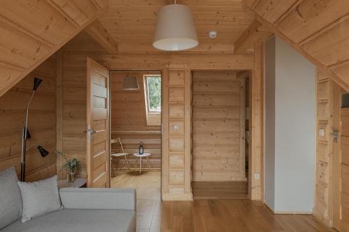 salon z drewnianymi ścianami i kanapą w obiekcie Nimbus w mieście Kościelisko
