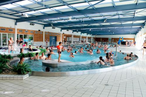 un grand groupe de personnes dans une piscine dans l'établissement Bel appartement en coeur de ville - 20 minutes du PAL, à Moulins