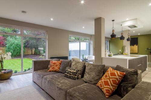 uma sala de estar com um sofá e uma cozinha em Festival Villa and City Villa em Edimburgo