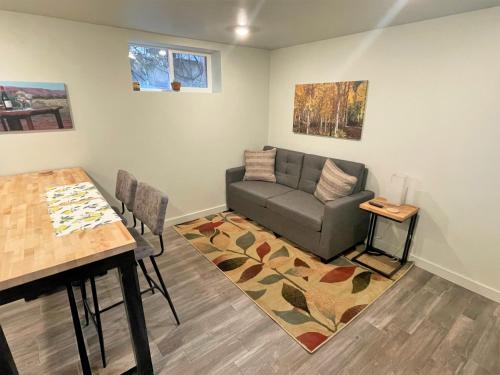 uma sala de estar com um sofá e uma mesa em Super-modern 1-Bedroom Home Near Downtown SLC em Salt Lake City