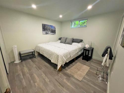 um quarto com uma cama e duas mesas de cabeceira em Super-modern 1-Bedroom Home Near Downtown SLC em Salt Lake City