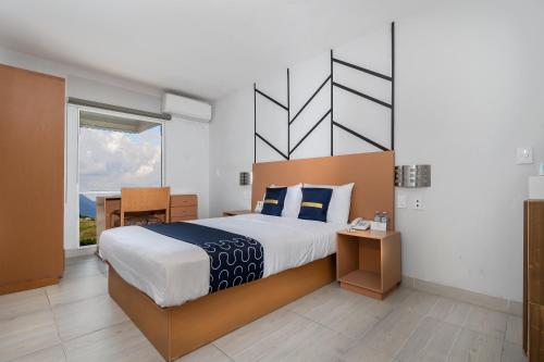 Säng eller sängar i ett rum på Hotel Plaza Regina Torreon