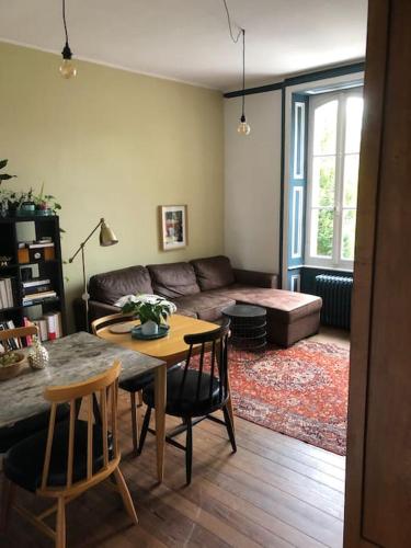 Posedenie v ubytovaní Grand appartement dans belle maison avec jardin