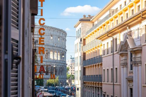 vistas a una calle de la ciudad con edificios y coches en Colosseum Holidays - San Giovanni in Laterano, en Roma